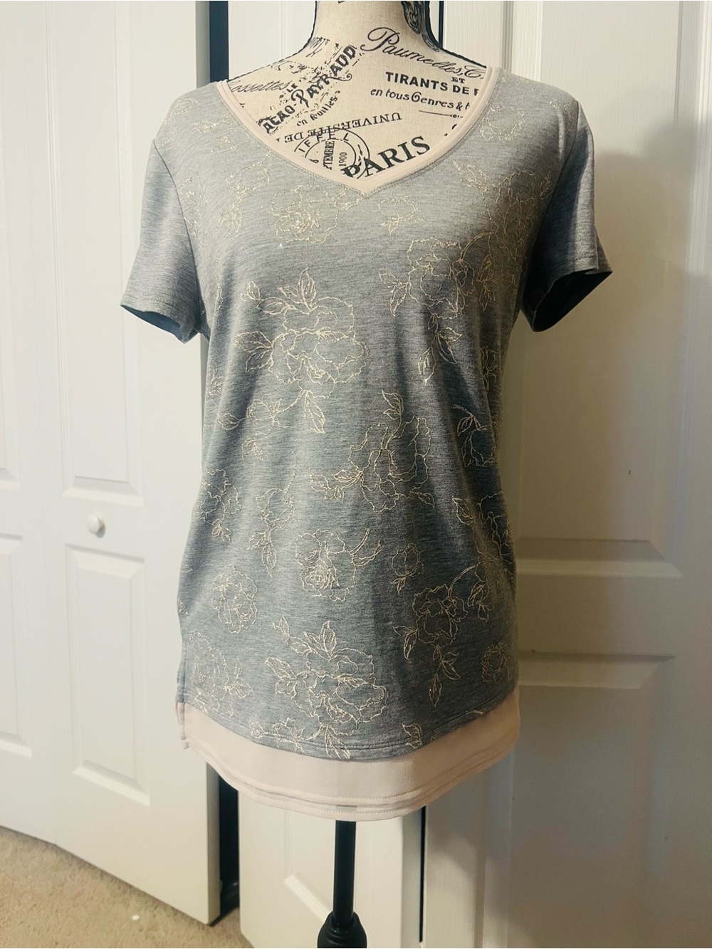 White House Black Market Gray V-Neck Short Sleeve Floral Layered Top